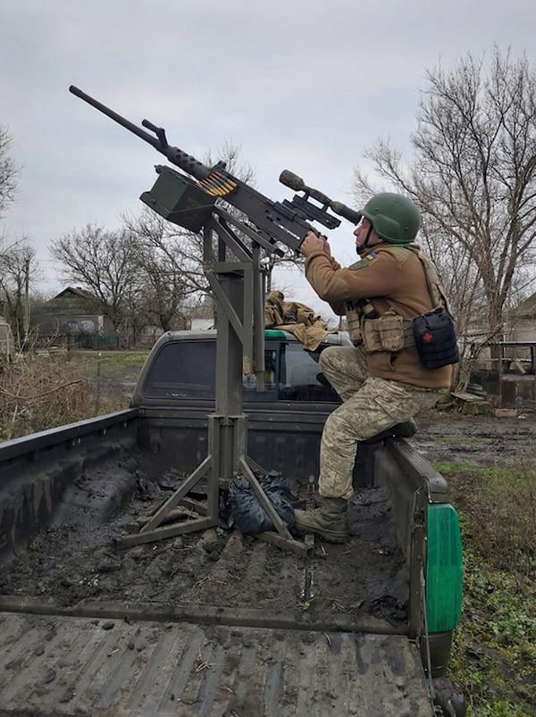 Боєць 42-ої за кулеметом